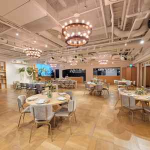 円卓がゆったりと配置され、ナチュラルな装花やグリーンが空間に彩りを感じる居心地のよい空間でした。？