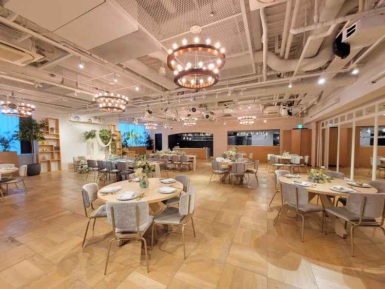 円卓がゆったりと配置され、ナチュラルな装花やグリーンが空間に彩りを感じる居心地のよい空間でした。？