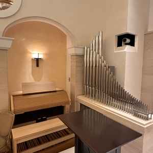 チャペルではオルガンのほか、弦楽器３つと聖歌隊でお祝いされる