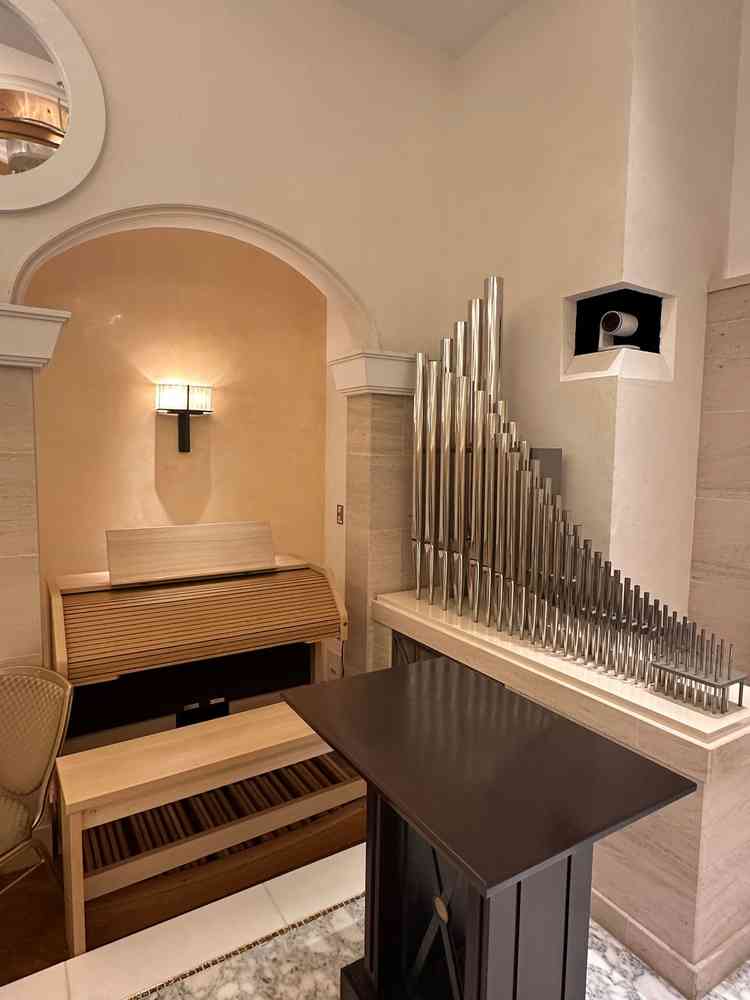 チャペルではオルガンのほか、弦楽器３つと聖歌隊でお祝いされる