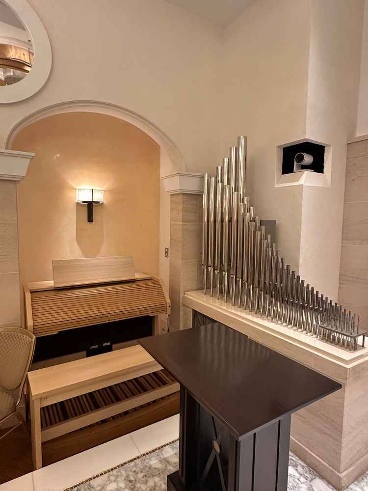 チャペルではオルガンのほか、弦楽器３つと聖歌隊でお祝いされる