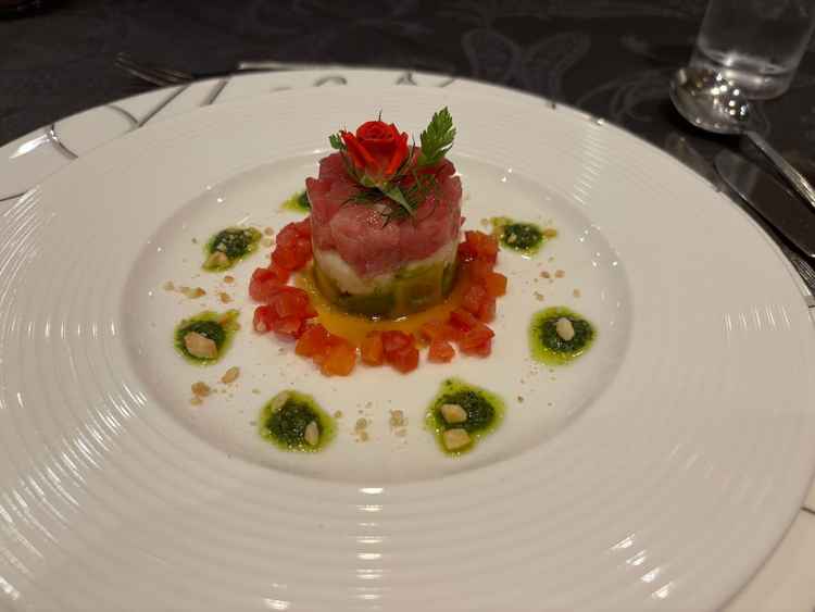 前菜。お料理の説明の際に、マジックソルトを使用と仰っていた。庶民的に感じてしまった。