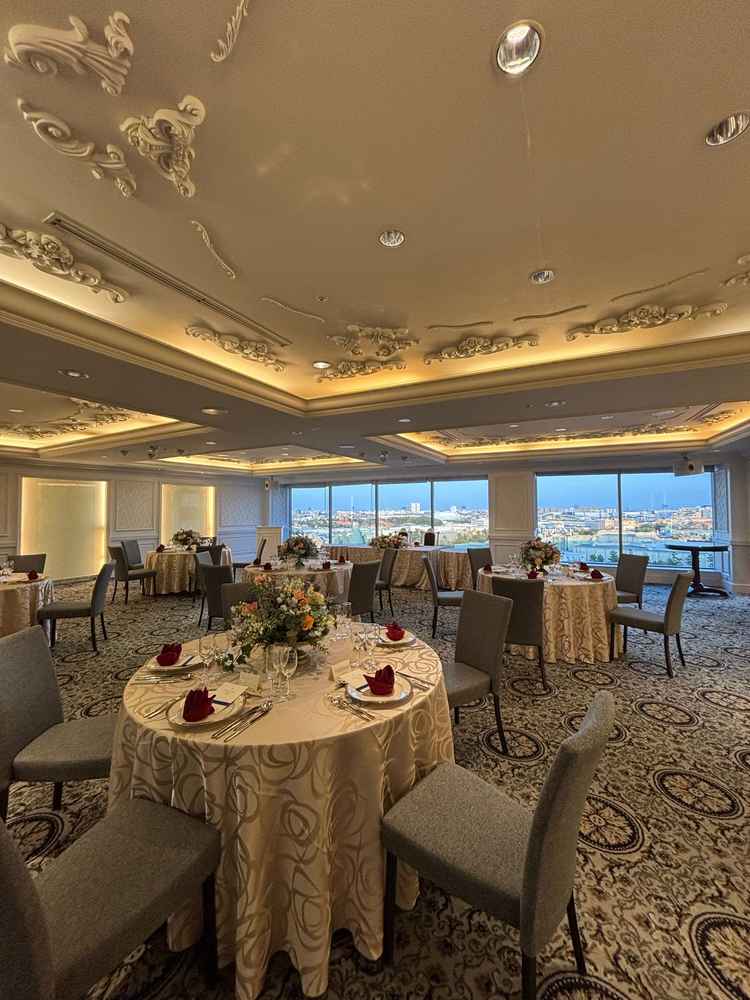 披露宴会場パークビュー。東京ディズニーリゾートが2パークとも一望できる部屋は唯一無二だと思いました。