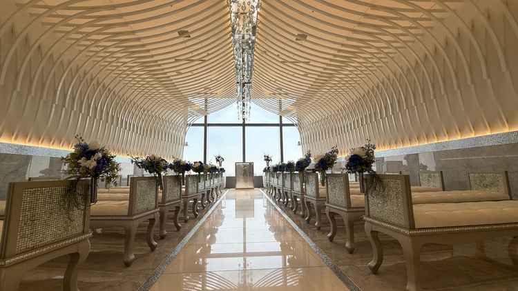 挙式会場。白基調に空が見えるチャペルは雰囲気が好きだったし、広過ぎず人数にもピッタリそう。