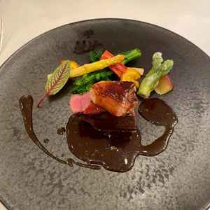 料理：試食は少量。お肉が焼きたてとは思えない温度、再加熱したものなのかなと思ってしまいました。