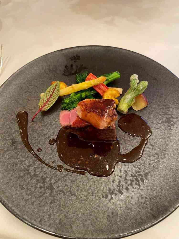 料理：試食は少量。お肉が焼きたてとは思えない温度、再加熱したものなのかなと思ってしまいました。