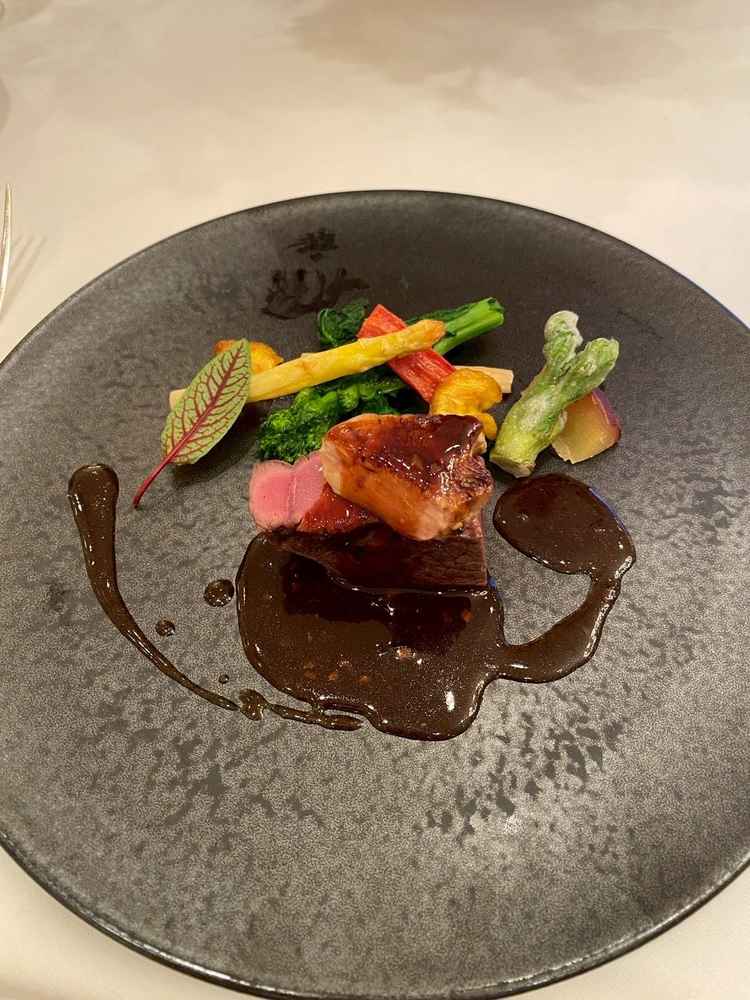 料理：試食は少量。お肉が焼きたてとは思えない温度、再加熱したものなのかなと思ってしまいました。