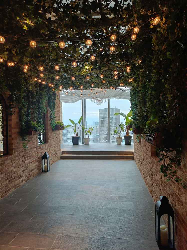 チャペル横のスペース。集合写真を撮ったり自由に活用できそうなスペース。