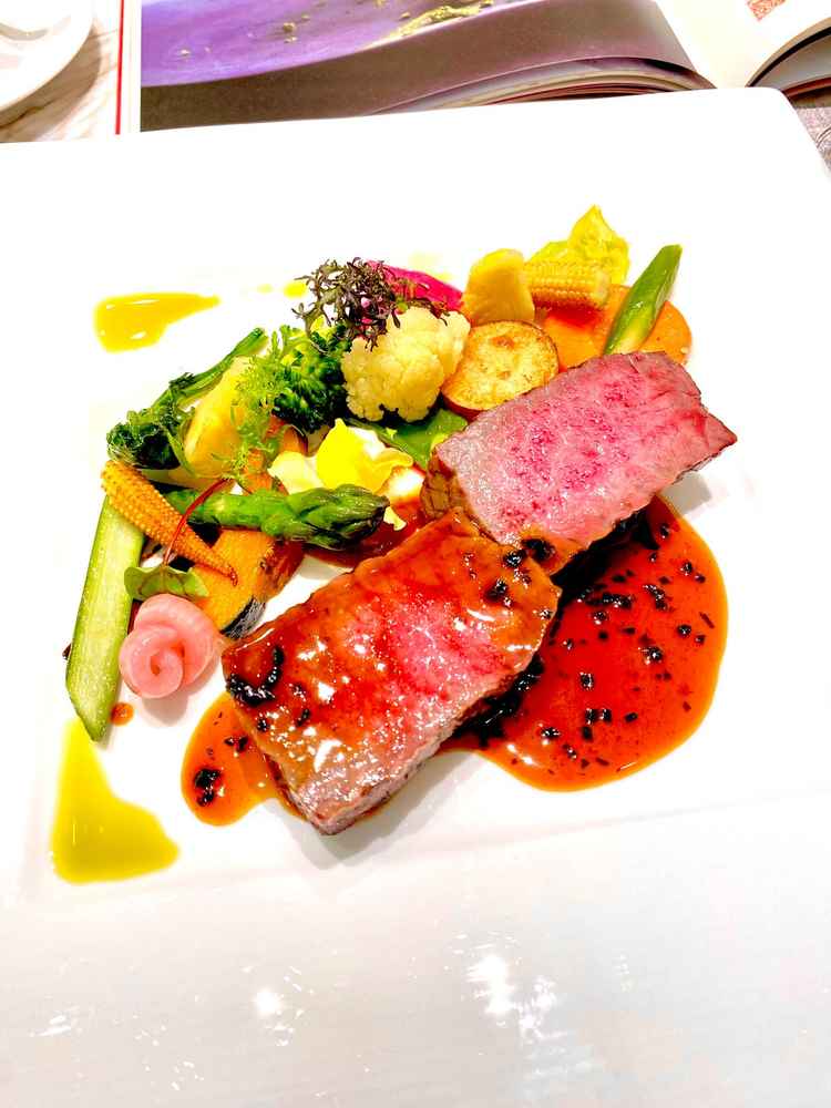 メインのお肉料理です。とても美味しかったです。お料理を一番拘る方はランクを上げても良いかなと思います