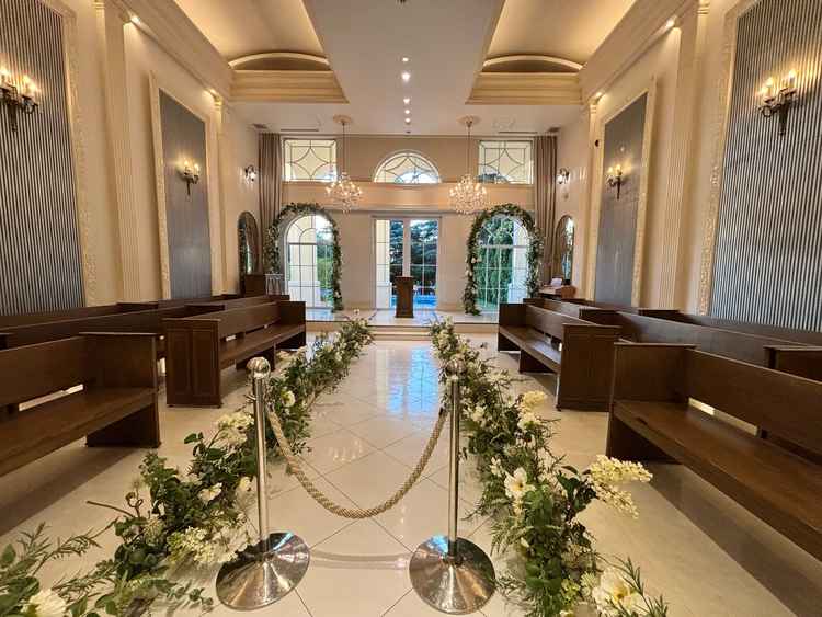 チャペル。窓が庭側にあり自然を感じられる。雨でもある程度光が入るようなので天候に左右されないのがいい