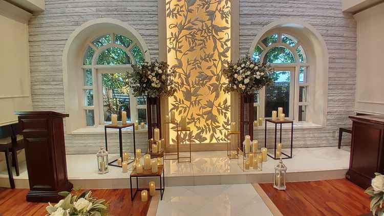 チャペルの前方です。キャンドルが沢山おいてあり、やわらかな照明が、夜の挙式でも絶対に映えるはず！