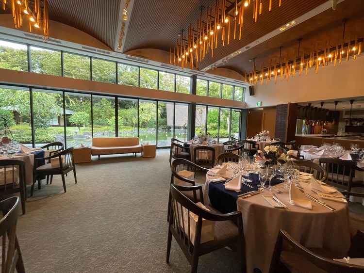 披露宴会場とオープンキッチン