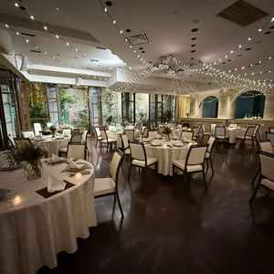 もう一つの披露宴会場もライトが素敵で、ここを選ぶ人がいるのもわかります。