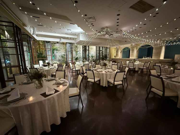 もう一つの披露宴会場もライトが素敵で、ここを選ぶ人がいるのもわかります。