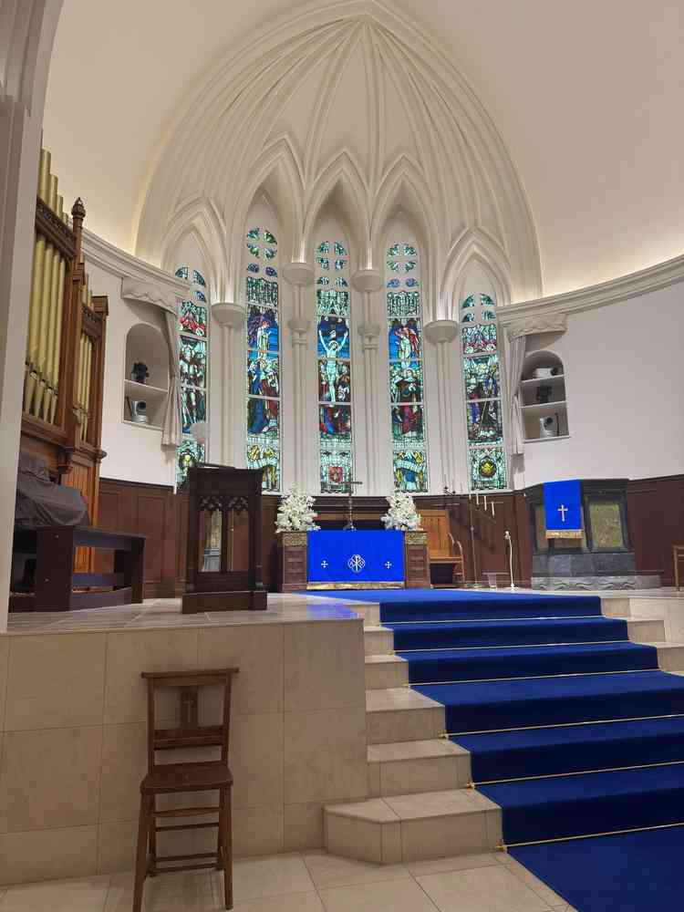 階段が6段あり、3段目で父親から新郎にバトンタッチするセレモニーがあるそうです。