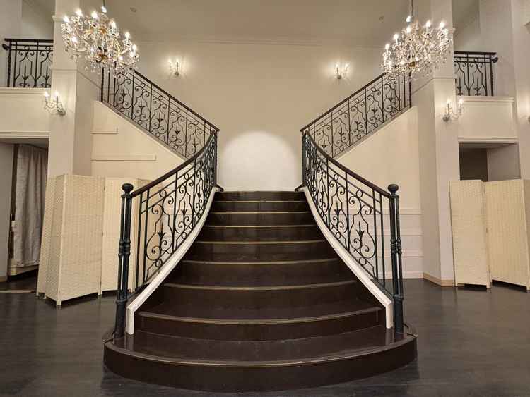 披露宴内のY字階段。実際に階段からの入場を体験させてもらった。