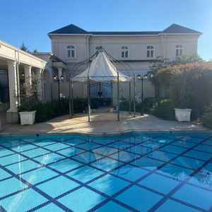 式場中にプールがあり当日は花やバルーンといったイベントが出来るのことでやってみたいと感じた