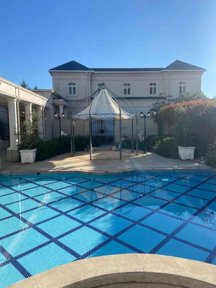 式場中にプールがあり当日は花やバルーンといったイベントが出来るのことでやってみたいと感じた