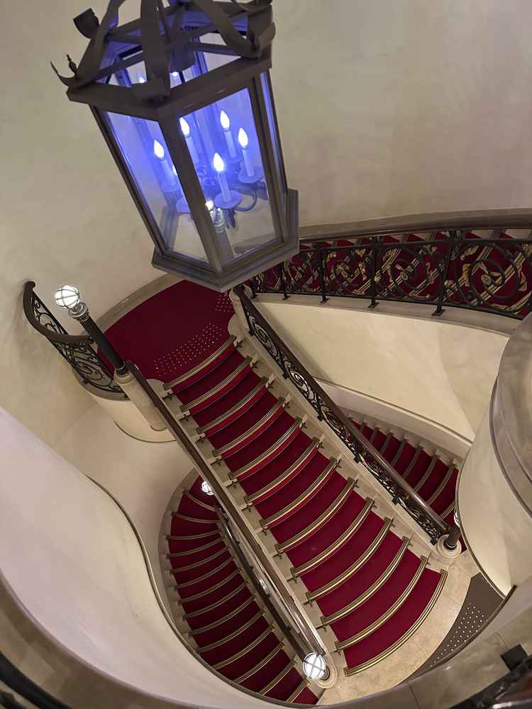 赤絨毯の階段　別角度