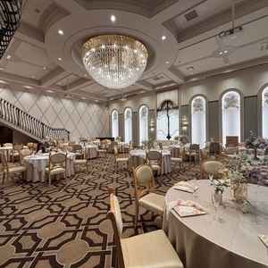 壁や天井、階段がとても綺麗でした。