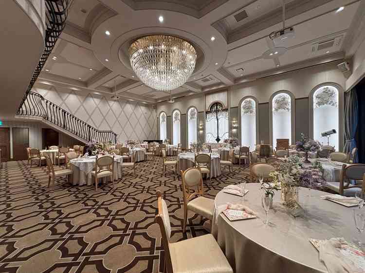 壁や天井、階段がとても綺麗でした。