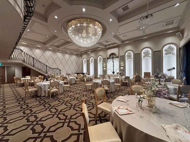 壁や天井、階段がとても綺麗でした。