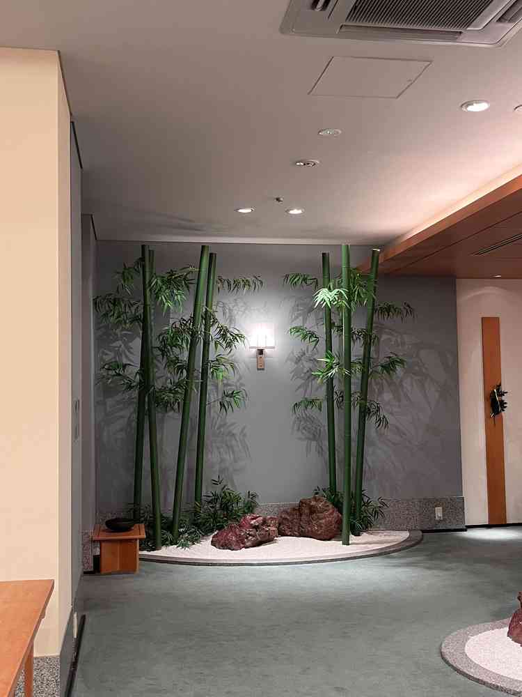 神殿内に飾られています。