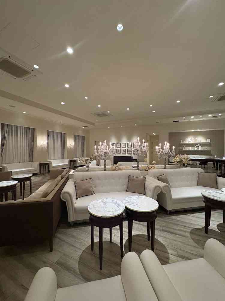 ゲストが式を待つ場所。こちらに親族控室あり。