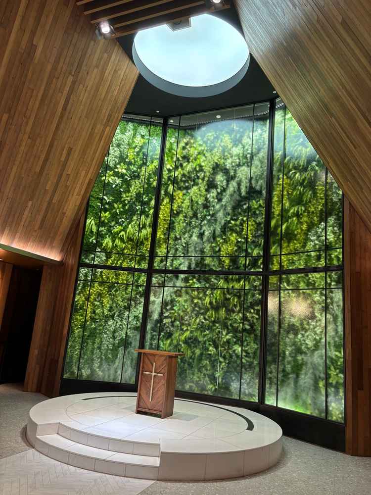 式場の背景にある緑はフェイクグリーンとなっており、年中この状態を保てる。