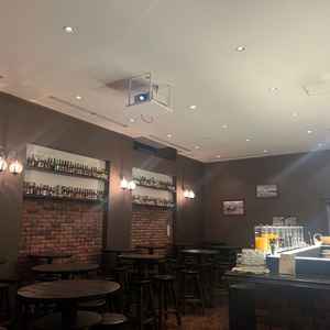 列席者の待合室は渋いテイスト。馬車道は日本のBAR発祥の地というのに因んでという事です。