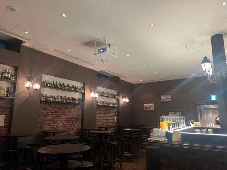 列席者の待合室は渋いテイスト。馬車道は日本のBAR発祥の地というのに因んでという事です。