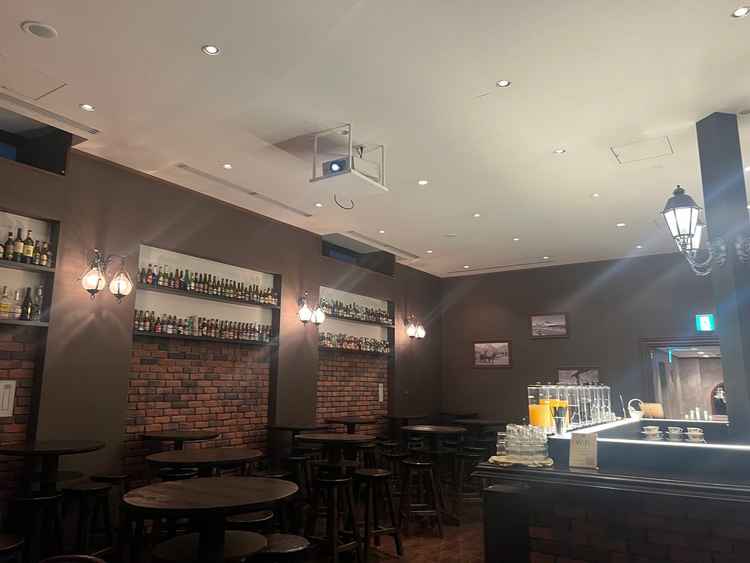 列席者の待合室は渋いテイスト。馬車道は日本のBAR発祥の地というのに因んでという事です。