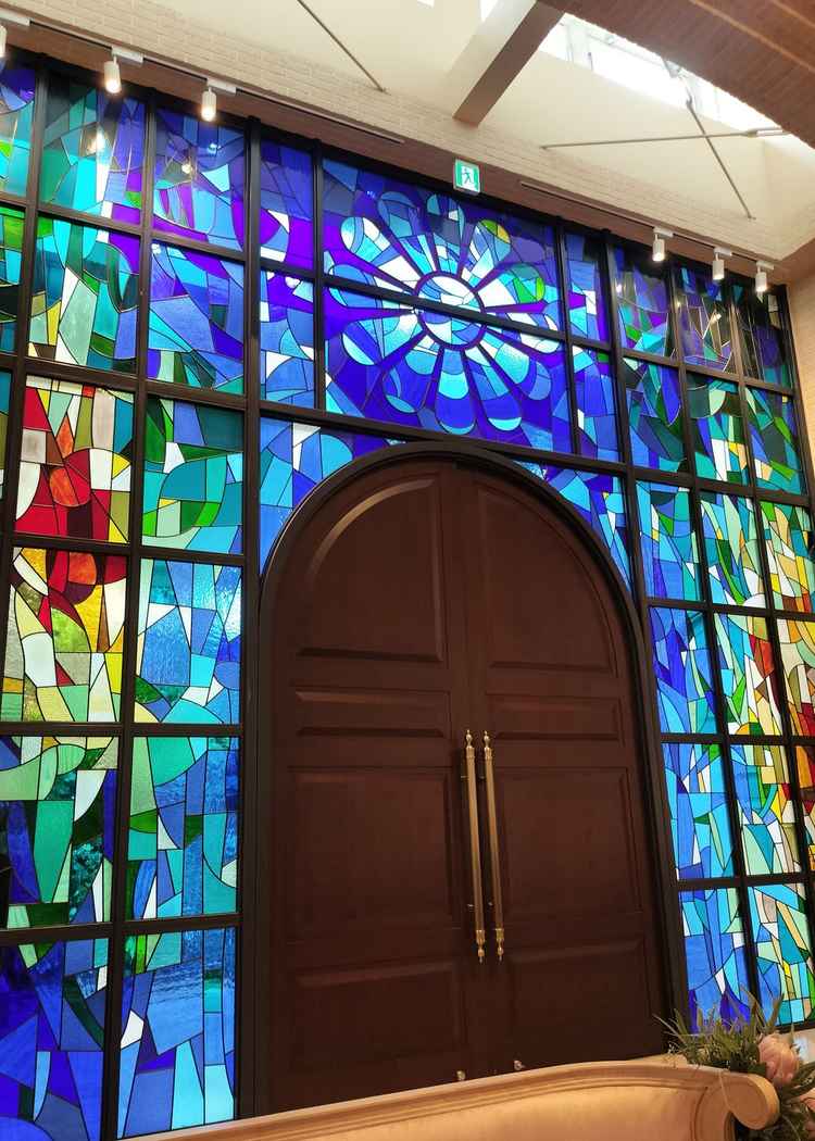 チャペルの入口がステンドガラスになっていてとても綺麗でした。