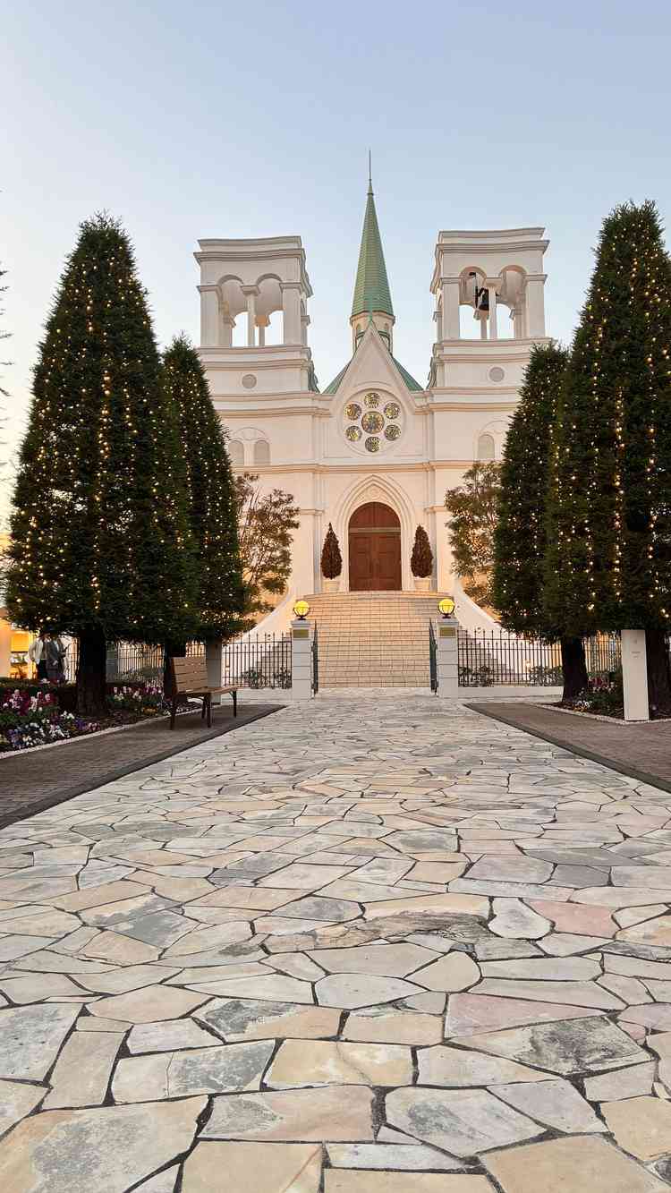 外観。夕暮れ時の見学で、ライトアップされた外観がとても印象的でした。