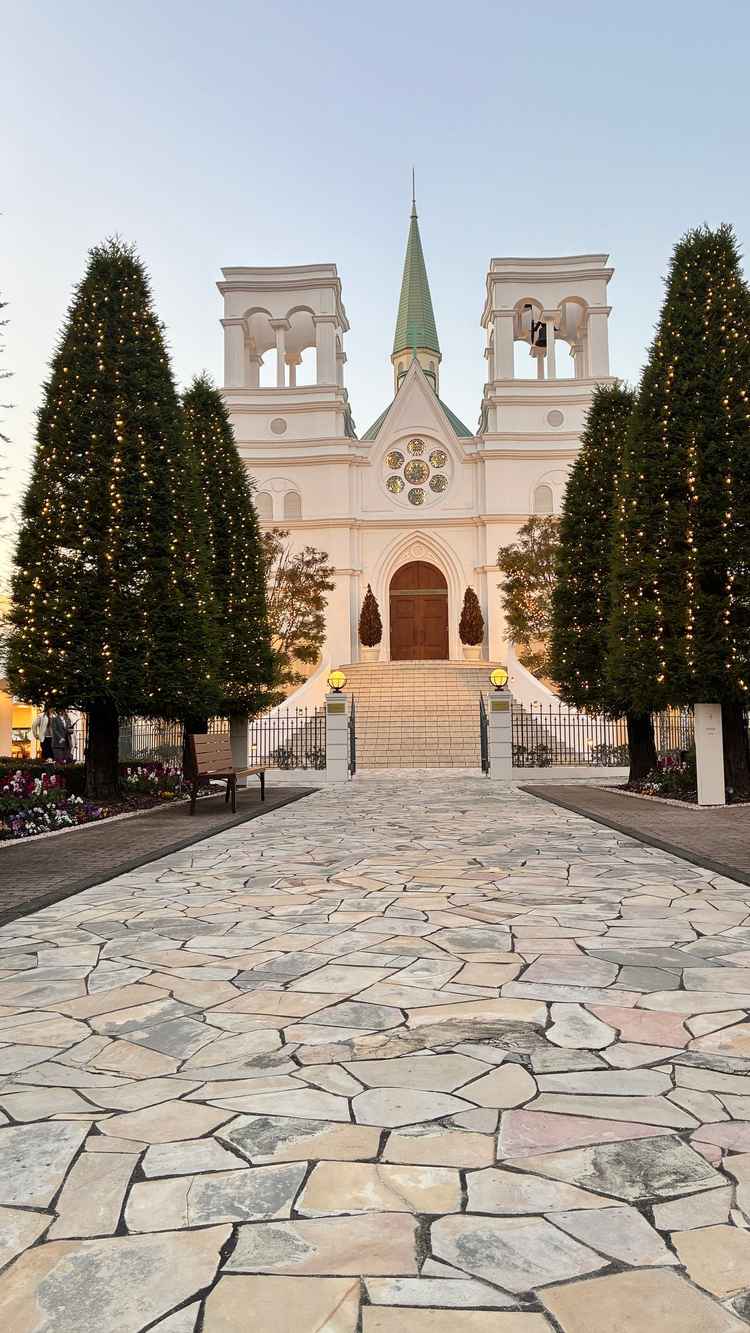 外観。夕暮れ時の見学で、ライトアップされた外観がとても印象的でした。