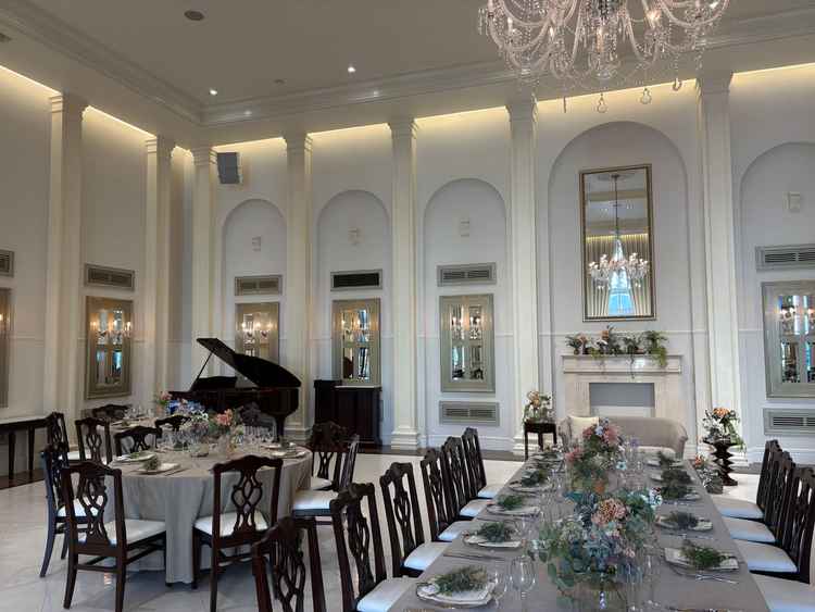 披露宴会場。広くて天井も高く、開放感がある