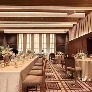 グランドピアノが常設された披露宴会場