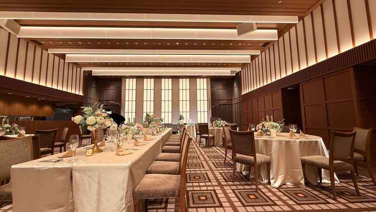 グランドピアノが常設された披露宴会場