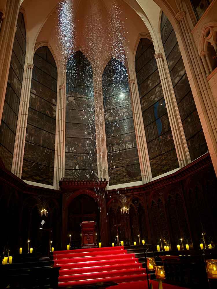 チャペル内の演出による雪