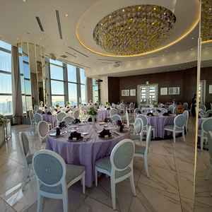 披露宴会場（シャンデリアが素敵）