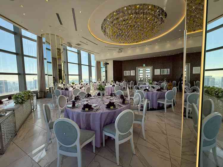 披露宴会場（シャンデリアが素敵）