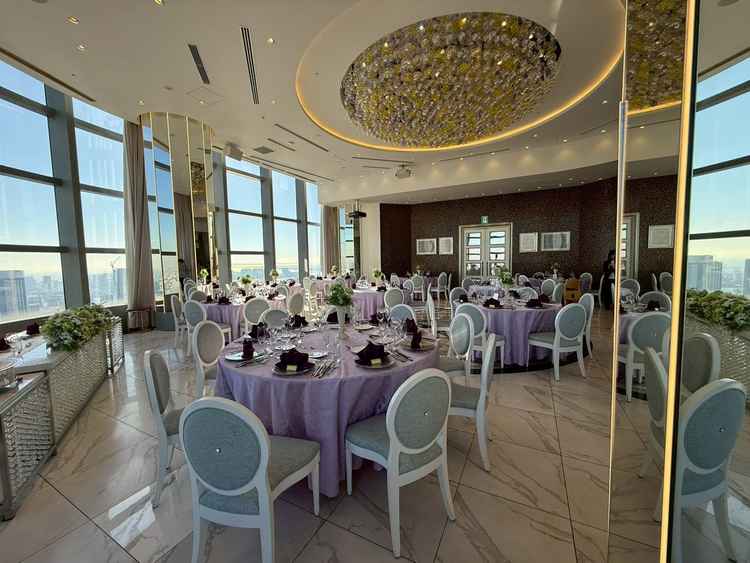 披露宴会場（シャンデリアが素敵）