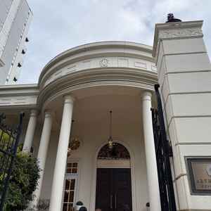 こちらは外観です。駅から30秒で到着しとても雰囲気のある佇まいです。駐車場も2台分ですが用意あります