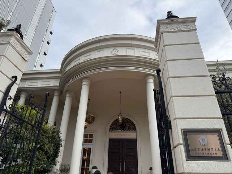 こちらは外観です。駅から30秒で到着しとても雰囲気のある佇まいです。駐車場も2台分ですが用意あります