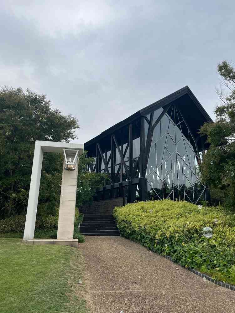 外側からみるチャペルもおしゃれで写真映えすると思った。