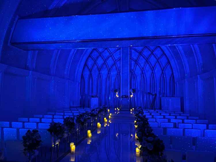 星空を感じさせる演出で、真っ白だった挙式会場からのギャップがとても素晴らしかったです。