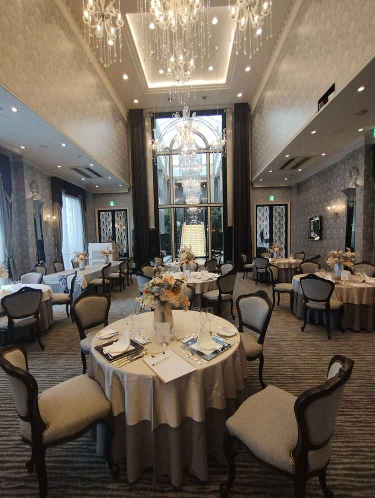 30名から利用できる披露宴会場。奥の大階段から再入場できる。