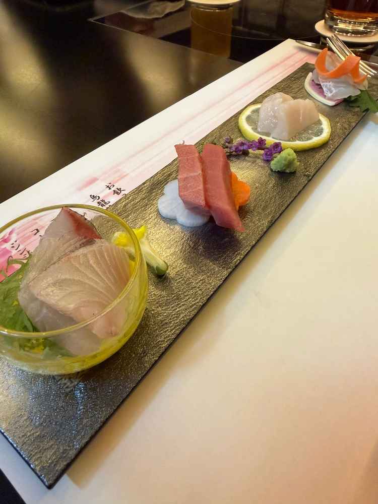 新鮮で濃いお刺身でとてもおいしかったです。こちらをいただいて、和食にしようか迷っています。