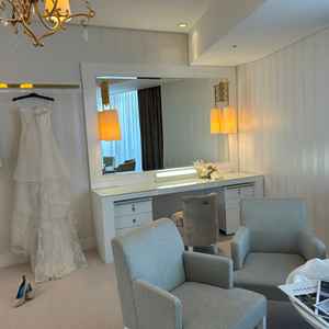 新郎新婦が泊まる部屋。ドレスアップの部屋もセットで付いているので、移動せずに完結できます