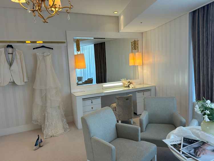 新郎新婦が泊まる部屋。ドレスアップの部屋もセットで付いているので、移動せずに完結できます